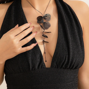 Colar de Decote Boho Chic com Laço e Folha